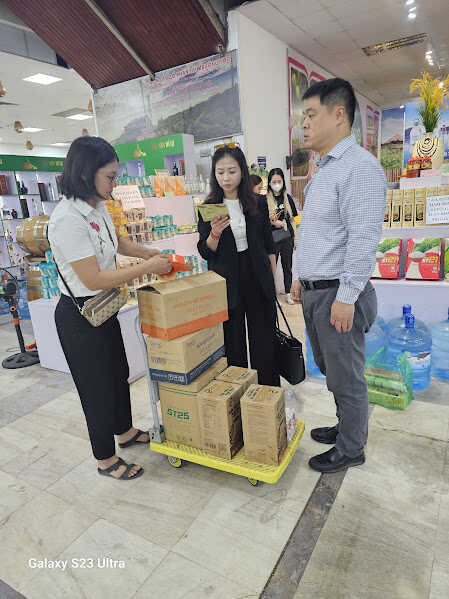 khach-mua-gao-st25-tai-agroviet-2024